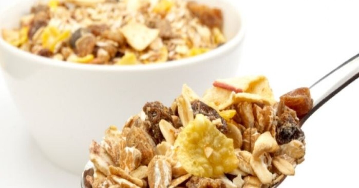 Сухой завтрак буквы. Сухие завтраки для детей. Можно ли есть сухие завтраки сухими. Боул с гранолой. Сухой завтрак с молоком.