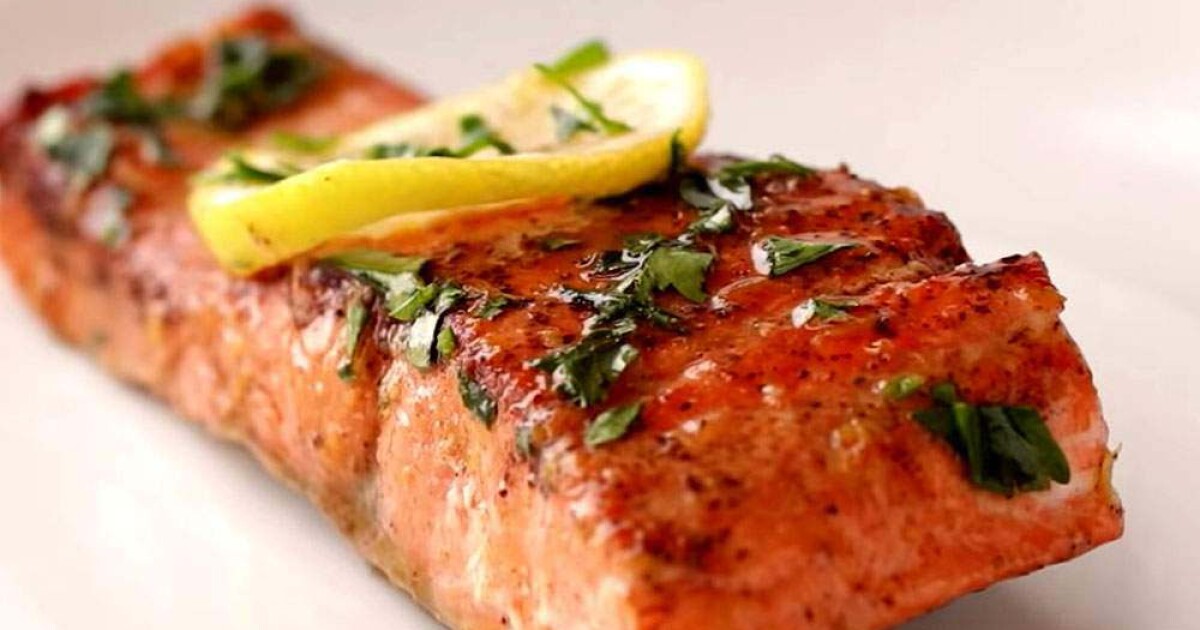 Стейки семги жареные на сковороде. Нарезать форель на стейки. Стейки форели. Стейк семги. Рецепт приготовления стейка красной рыбы.