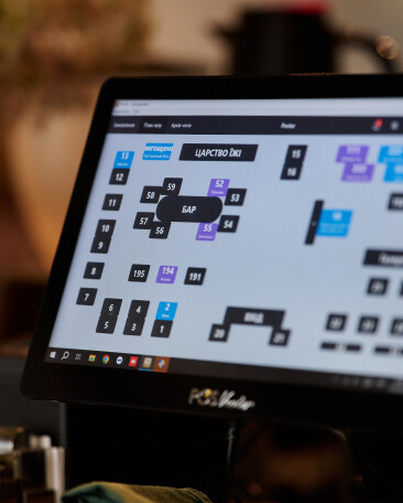 Украинцы ходят в заведения реже, но платят больше: как изменился ресторанный счет