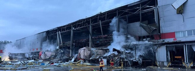 Нічний обстріл Києва пошкодив NOVUS та знищив термінал «Нової пошти» і відділення Rozetka