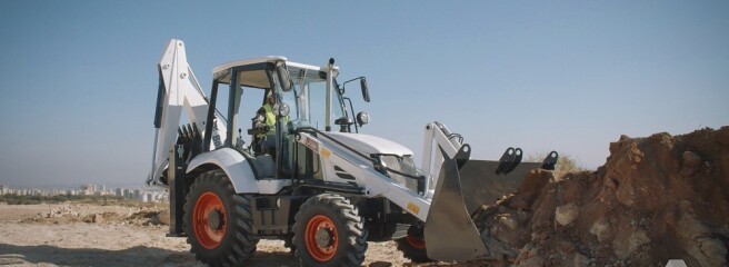 Коли екскаватор-навантажувач замінює дві машини на підряді