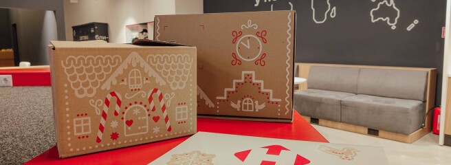 «Нова пошта» створила святкове пакування, яке перетворюється на новорічні прикраси