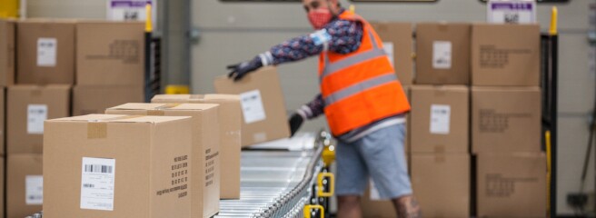 Amazon пропонує бонуси в розмірі 3000 доларів США для співробітників служби доставки і складських приміщень