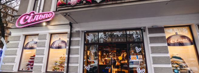 До Дня святого Валентина в Одесі й Дніпрі оновили вітрини «Сільпо»